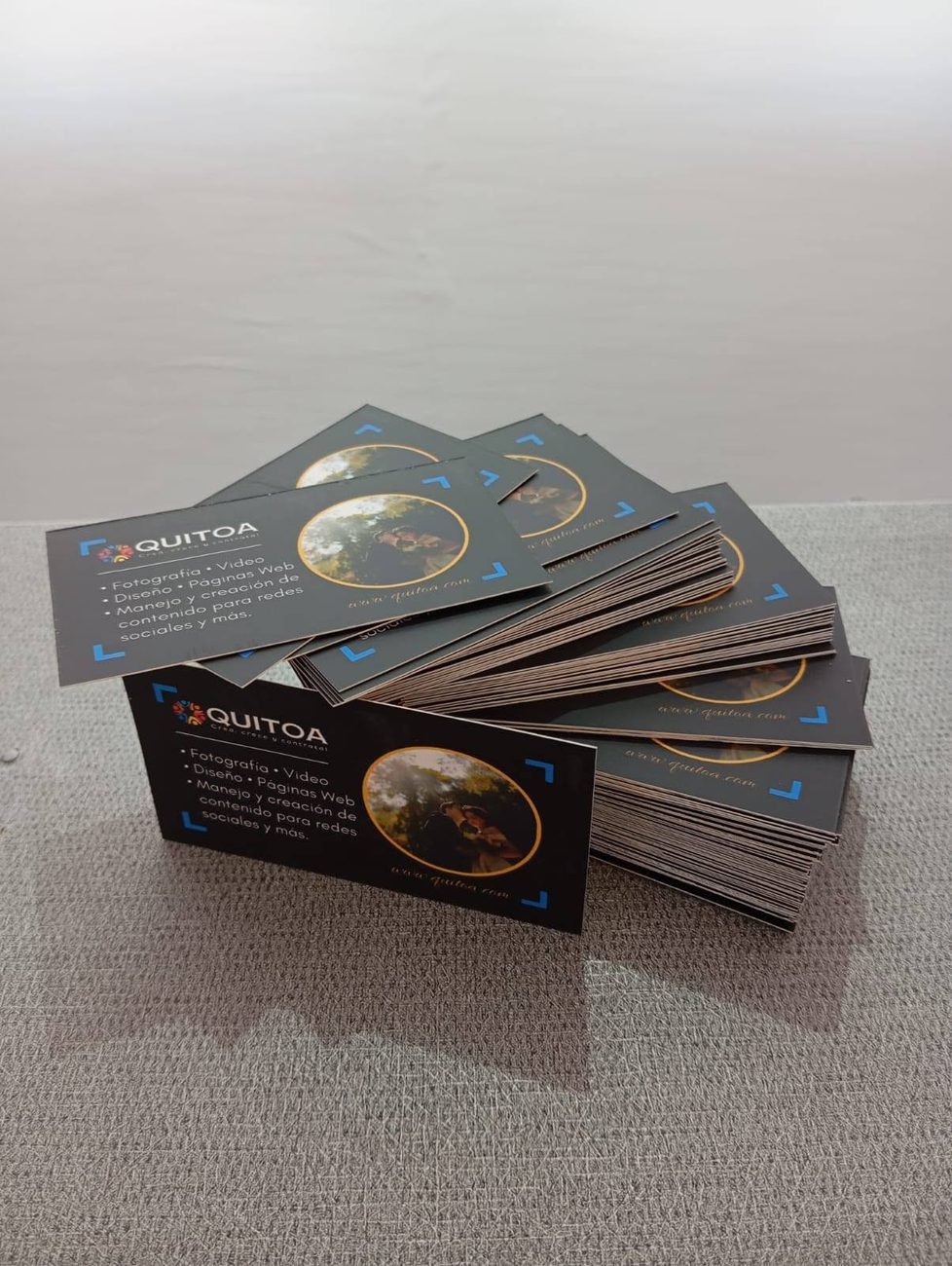 Tarjetas de presentación con diseño gráfico